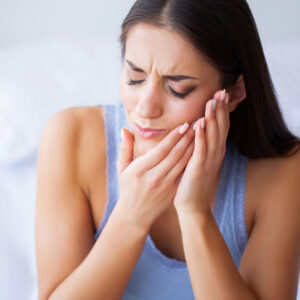 An oral surgery patient experiences wisdom tooth pain